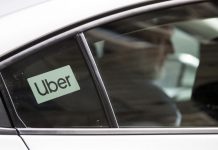 Motoristas da Uber em protesto contra redução de preços pela aplicação