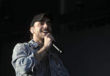 Diogo Piçarra dá ‘mini’ concerto em carruagem de comboio da CP