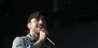 Diogo Piçarra dá ‘mini’ concerto em carruagem de comboio da CP