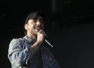 Diogo Piçarra dá ‘mini’ concerto em carruagem de comboio da CP