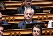Paulo Moniz alerta que contribuintes de várias ilhas estão impedidos de pagar em dinheiro nas repartições