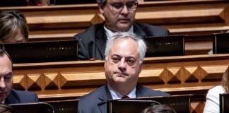Paulo Moniz alerta que contribuintes de várias ilhas estão impedidos de pagar em dinheiro nas repartições