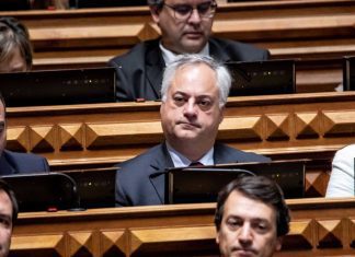 Paulo Moniz alerta que contribuintes de várias ilhas estão impedidos de pagar em dinheiro nas repartições