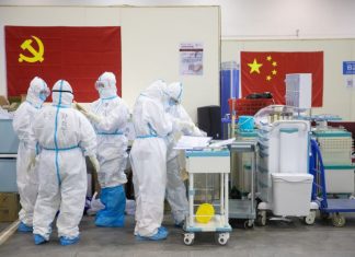 Covid-19: China expulsa três correspondentes do Wall Street Journal por manchete “racista e difamatória”