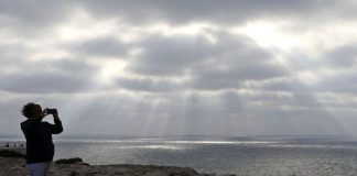 Mariscador resgatado de falésia em Sagres transportado de helicóptero para Faro