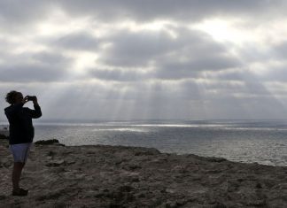 Mariscador resgatado de falésia em Sagres transportado de helicóptero para Faro