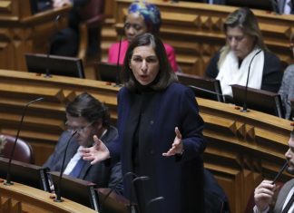 PS acusa PSD de pôr em causa aprovação do orçamento com compensações do IVA da luz