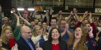 Irlanda: Sinn Féin, antigo braço político do IRA, à frente na contagem de votos