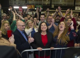 Irlanda: Sinn Féin, antigo braço político do IRA, à frente na contagem de votos