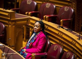 Não inscrita, mas para ficar: “Enquanto a minha gaguez não desaparecer na Assembleia, eu não saio de lá também”, diz Joacine