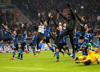 Inter opera reviravolta, vence rival AC Milan e sobe à liderança em Itália
