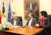 Região entrega cópia digital de documentos dos séculos XVI a XIX à Misericórdia de Vila do Porto