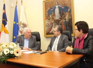 Região entrega cópia digital de documentos dos séculos XVI a XIX à Misericórdia de Vila do Porto