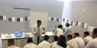 Governo dos Açores leva pescadores de Rabo de Peixe ao EXPOLAB para aula de Microbiologia