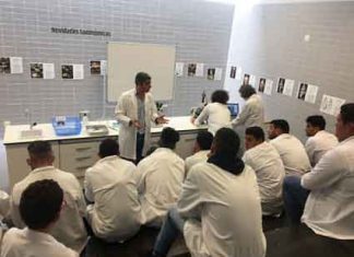Governo dos Açores leva pescadores de Rabo de Peixe ao EXPOLAB para aula de Microbiologia