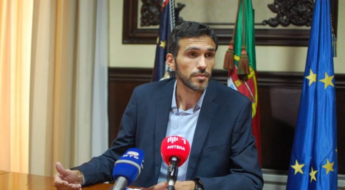 BE/Açores: “Empresa de membro do Governo Regional recebeu 460 mil euros em ajustes diretos feitos por entidades públicas”