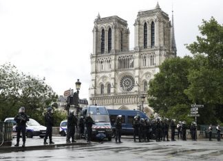 Um ano depois, Paris continua “órfã” da sua catedral icónica