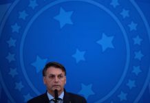 Brasil: Bolsonaro nega ser contra a democracia após participar num protesto de rua