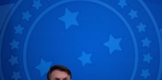 Brasil: Bolsonaro nega ser contra a democracia após participar num protesto de rua
