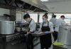 Rui Silveira é um chef estrela Michelin e foi obrigado a fechar o restaurante por causa do Covid-19. Então, “trocou” de cozinha e agora serve refeições sociais em Tavira