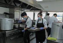Rui Silveira é um chef estrela Michelin e foi obrigado a fechar o restaurante por causa do Covid-19. Então, “trocou” de cozinha e agora serve refeições sociais em Tavira