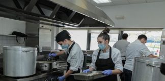 Rui Silveira é um chef estrela Michelin e foi obrigado a fechar o restaurante por causa do Covid-19. Então, “trocou” de cozinha e agora serve refeições sociais em Tavira