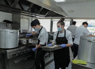Rui Silveira é um chef estrela Michelin e foi obrigado a fechar o restaurante por causa do Covid-19. Então, “trocou” de cozinha e agora serve refeições sociais em Tavira