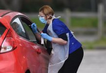 Boris Johnson criticado quer “aumentar maciçamente” testes