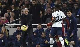 Jogadores do Tottenham desculpam-se por quebra do isolamento
