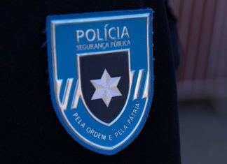 Homem encontra-se sob custódia policial após esfaquear polícia em Cascais