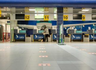 Aeroporto deserto em dia de retoma das ligações interilhas nos Açores