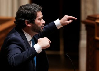 Covid-19: Ventura pede que calendário de desconfinamento seja repensado
