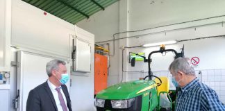 Pescadores florentinos com trator para apoiar operações de varagem de embarcações