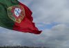 Bandeira do parlamento a meia-haste em memória das vítimas dos incêndios florestais em Pedrógão Grande