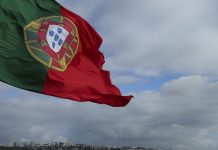 Bandeira do parlamento a meia-haste em memória das vítimas dos incêndios florestais em Pedrógão Grande