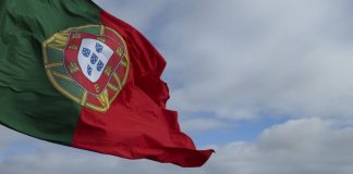 Bandeira do parlamento a meia-haste em memória das vítimas dos incêndios florestais em Pedrógão Grande