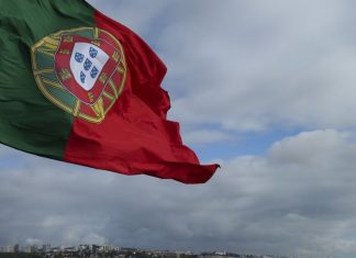 Bandeira do parlamento a meia-haste em memória das vítimas dos incêndios florestais em Pedrógão Grande