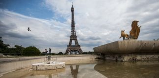Torre Eiffel reabre parcialmente aos turistas após 104 dias fechada