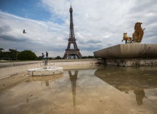 Torre Eiffel reabre parcialmente aos turistas após 104 dias fechada