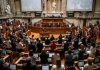 Parlamento aprova por unanimidade prémio aos profissionais do SNS