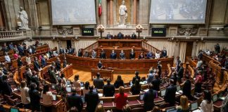 Parlamento aprova por unanimidade prémio aos profissionais do SNS