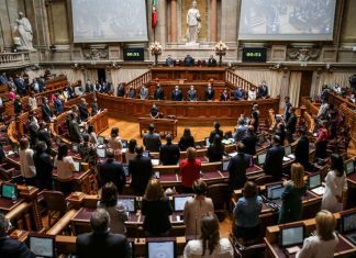 Parlamento aprova por unanimidade prémio aos profissionais do SNS