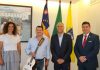 Município da Madalena Oferece Viola da Terra a Paulo Valentim DR/CMM
