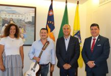 Município da Madalena Oferece Viola da Terra a Paulo Valentim DR/CMM