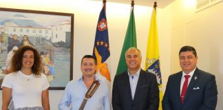 Município da Madalena Oferece Viola da Terra a Paulo Valentim DR/CMM