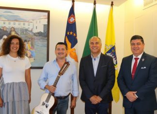 Município da Madalena Oferece Viola da Terra a Paulo Valentim DR/CMM