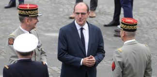 Máscara obrigatória em locais públicos fechados em França a partir da “próxima semana” – PM