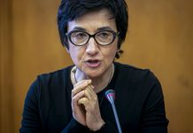 Governo diz que portugueses têm a responsabilidade de” ir para fora cá dentro”