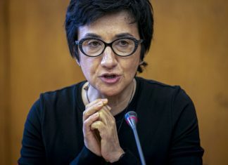 Governo diz que portugueses têm a responsabilidade de” ir para fora cá dentro”