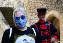 Uso de máscaras nas lojas vai ser obrigatório em Inglaterra